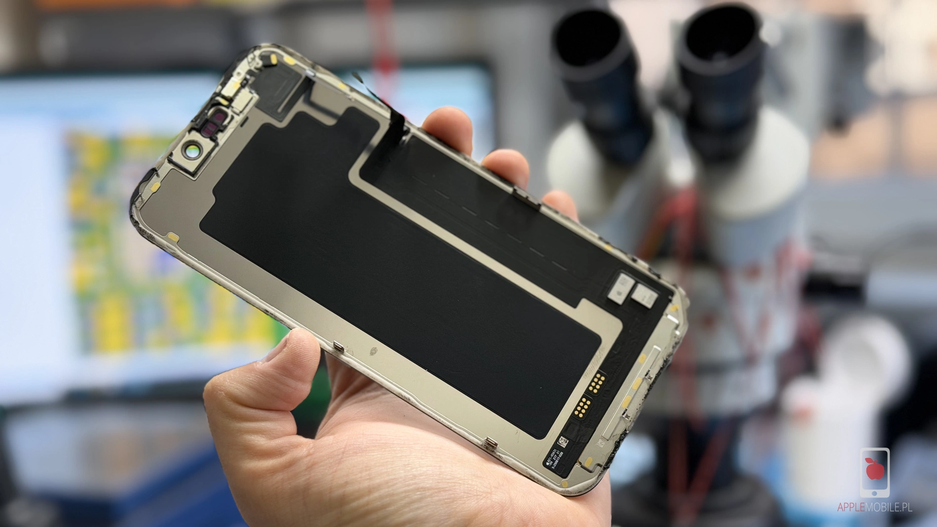 wymontowany z telefonu wyświetlacz od modelu iPhone 17 Pro Max podczas naprawy