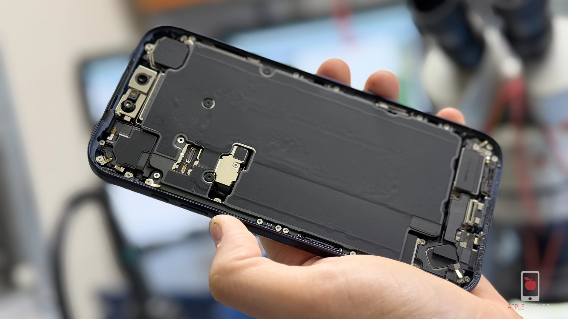 iPhone 17 Pro Max po zdemontowaniu uszkodzonego ekranu