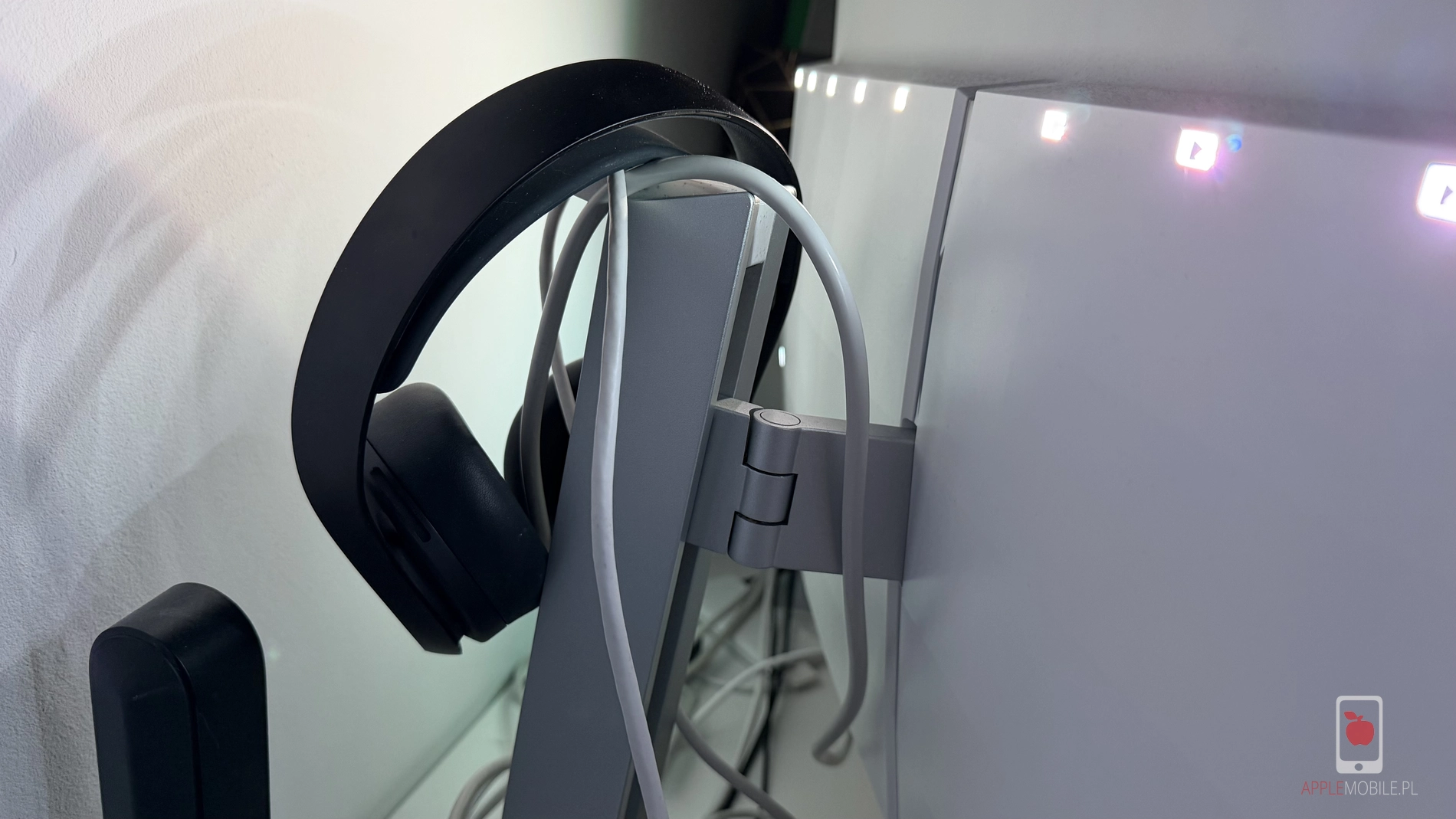 wieszak do odłożenia słuchawek za monitorem Philips Evnia 32M2N8900