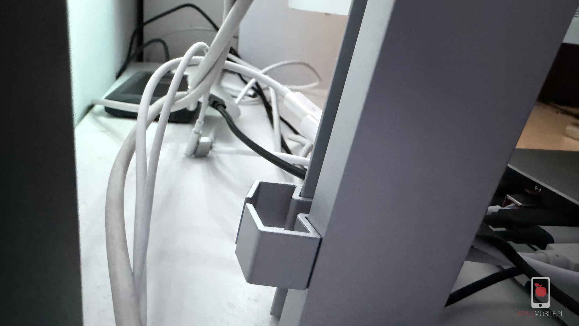 układanie kabli za monitorem