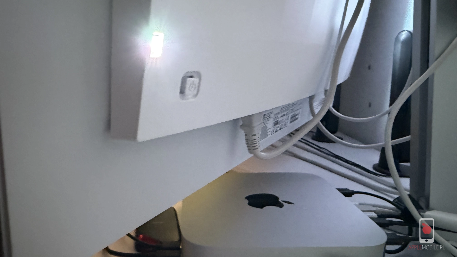 joyistick do obsługi OSd monitora znajduje się z tyłu monitora