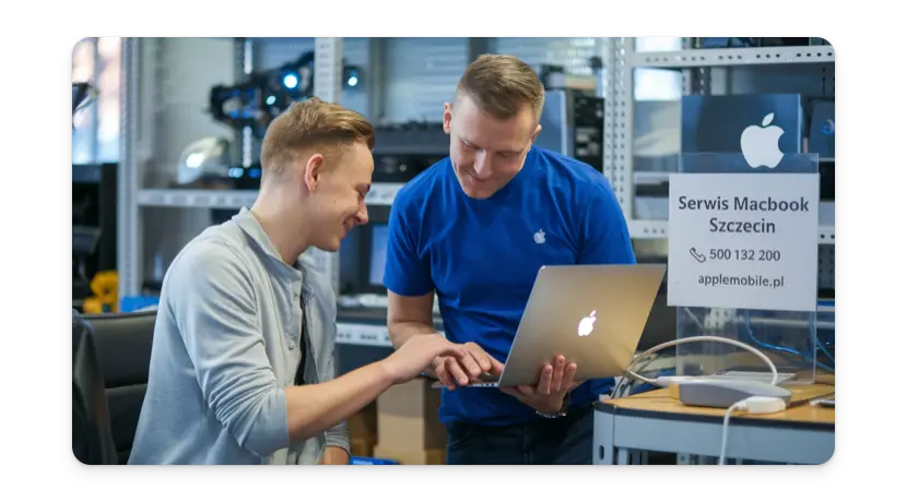 doświadczony pracownik serwisu apple w Szczecinie podczas wydania naprawionego komputera Macbook klientowi firmy applemobile