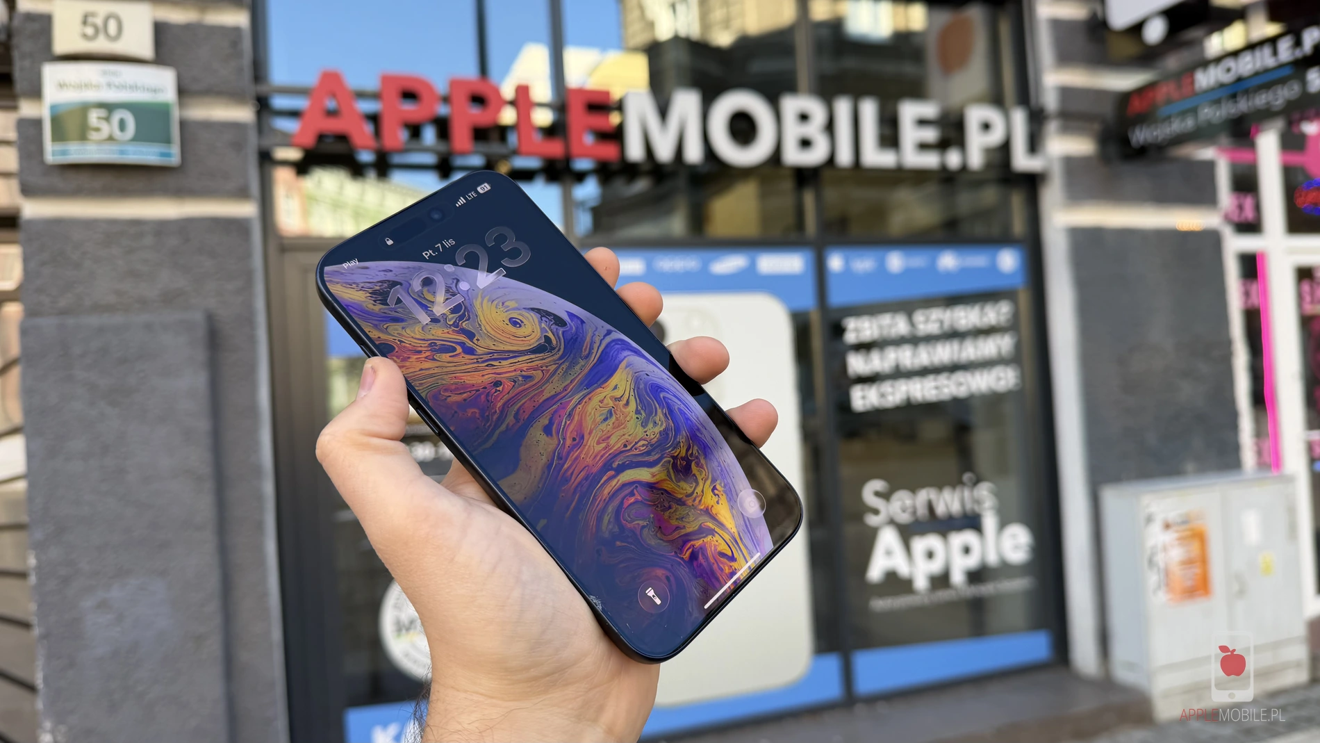 uszkodzony wyświetlacz iPhone 17 Pro na tle punktu naprawy sprzętu Apple w Szczecinie APPLEMOBILE na Wojska Polskiego 50