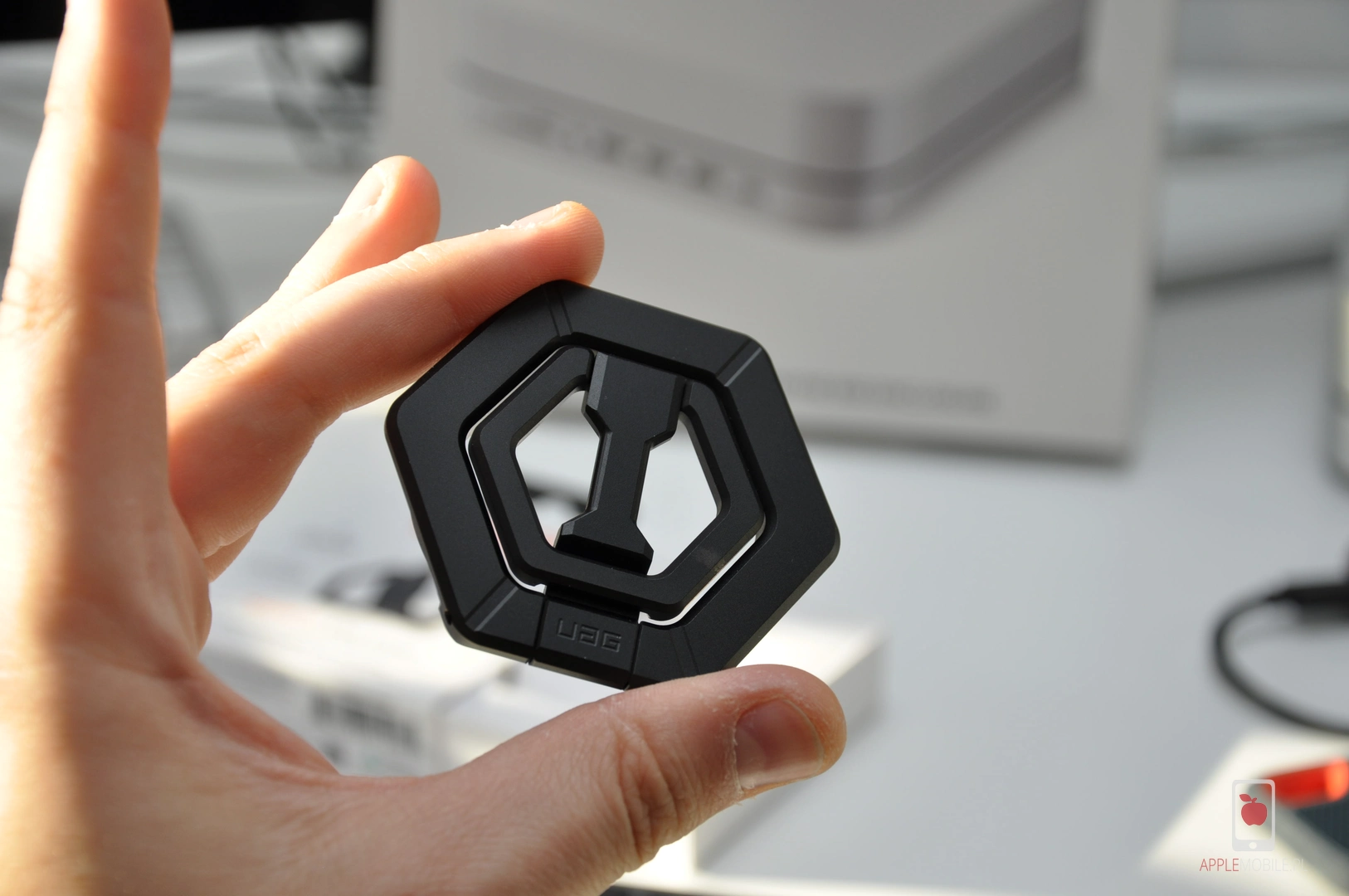 UAG Mahnetic ring stand w ręku testera