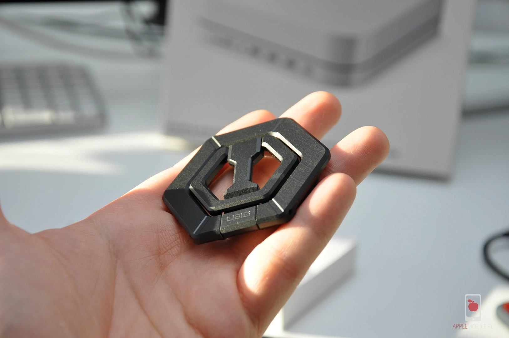 niewielkie rozmiary podstawki pozwalają łatwo schować ją do kieszeni