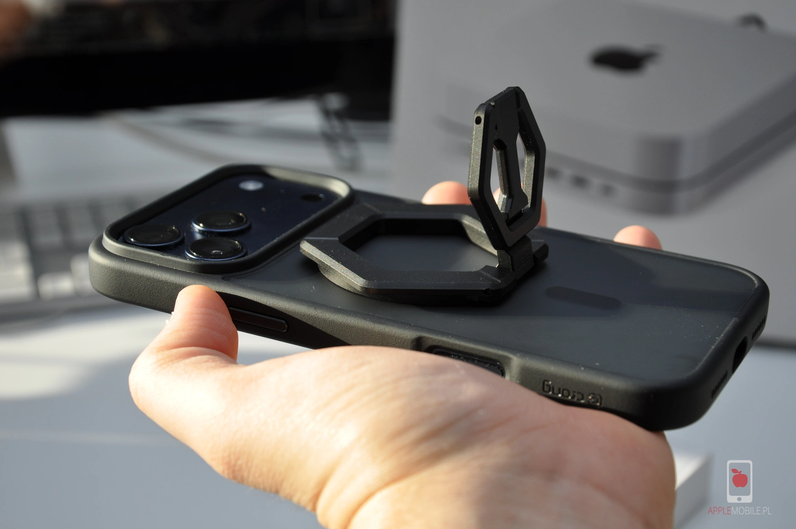 UAG Magnetic ring Stand zamocowany na telefonie iPhone 17 Pro Max