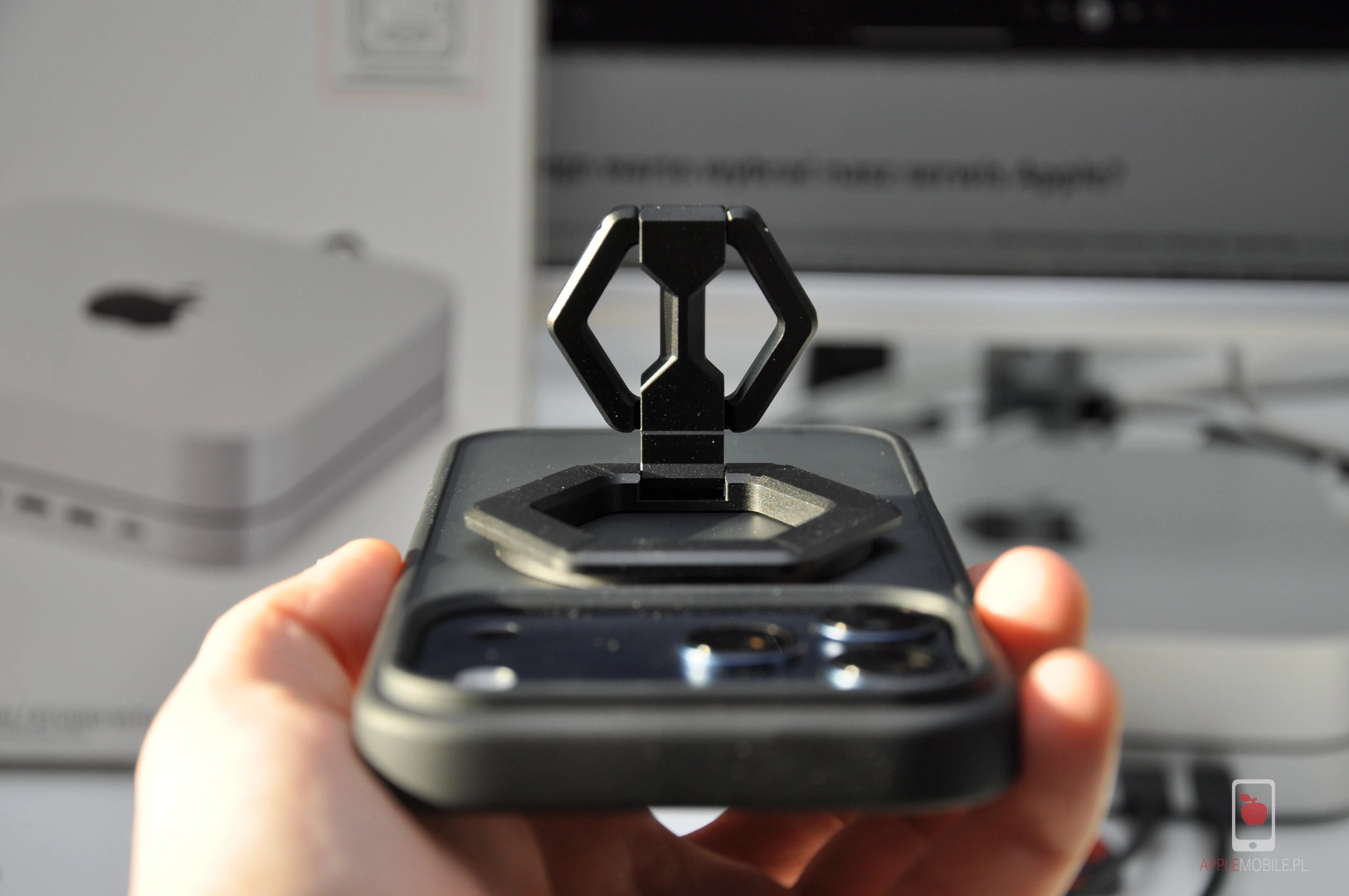 mocowanie magnetyczne do telefonu UAG na iPhonie