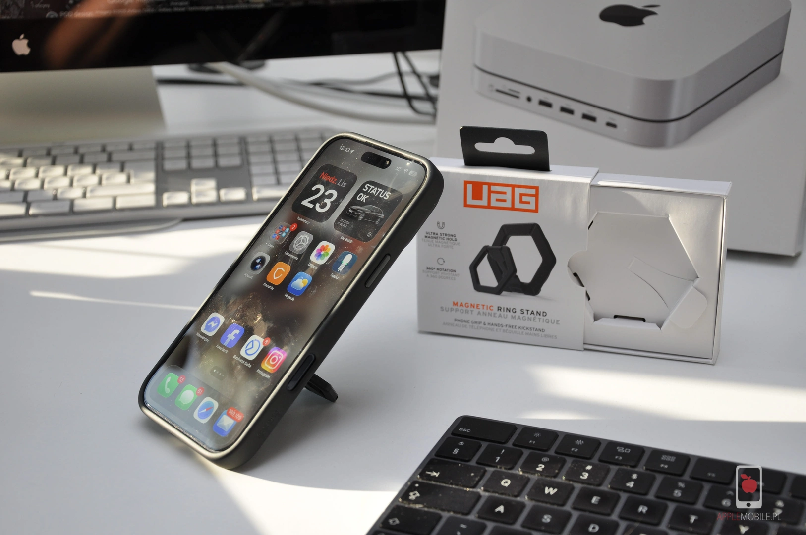 podstawka UAG pozwala na ustawienie telefonu na blacie pionowo i poziomo