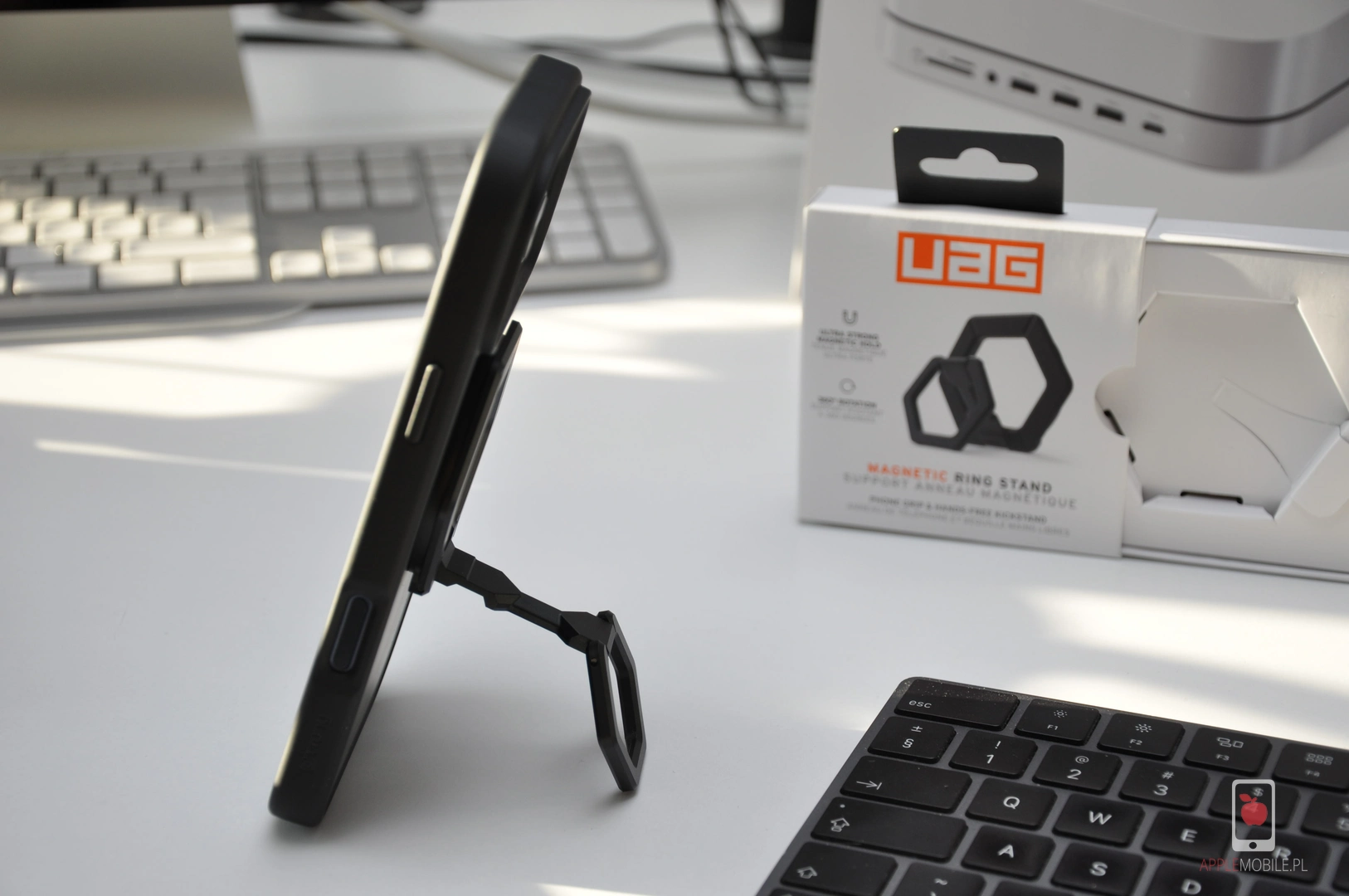 ochylenie podstawki i uwolnienie ringu pozwala na stabilny chwyt telefonu jedną ręką mimo jego wielkich rozmiarów