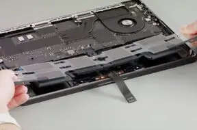 Proces wymiany baterii w MacBook Pro z procesorem M5 ułatwiony przez Apple