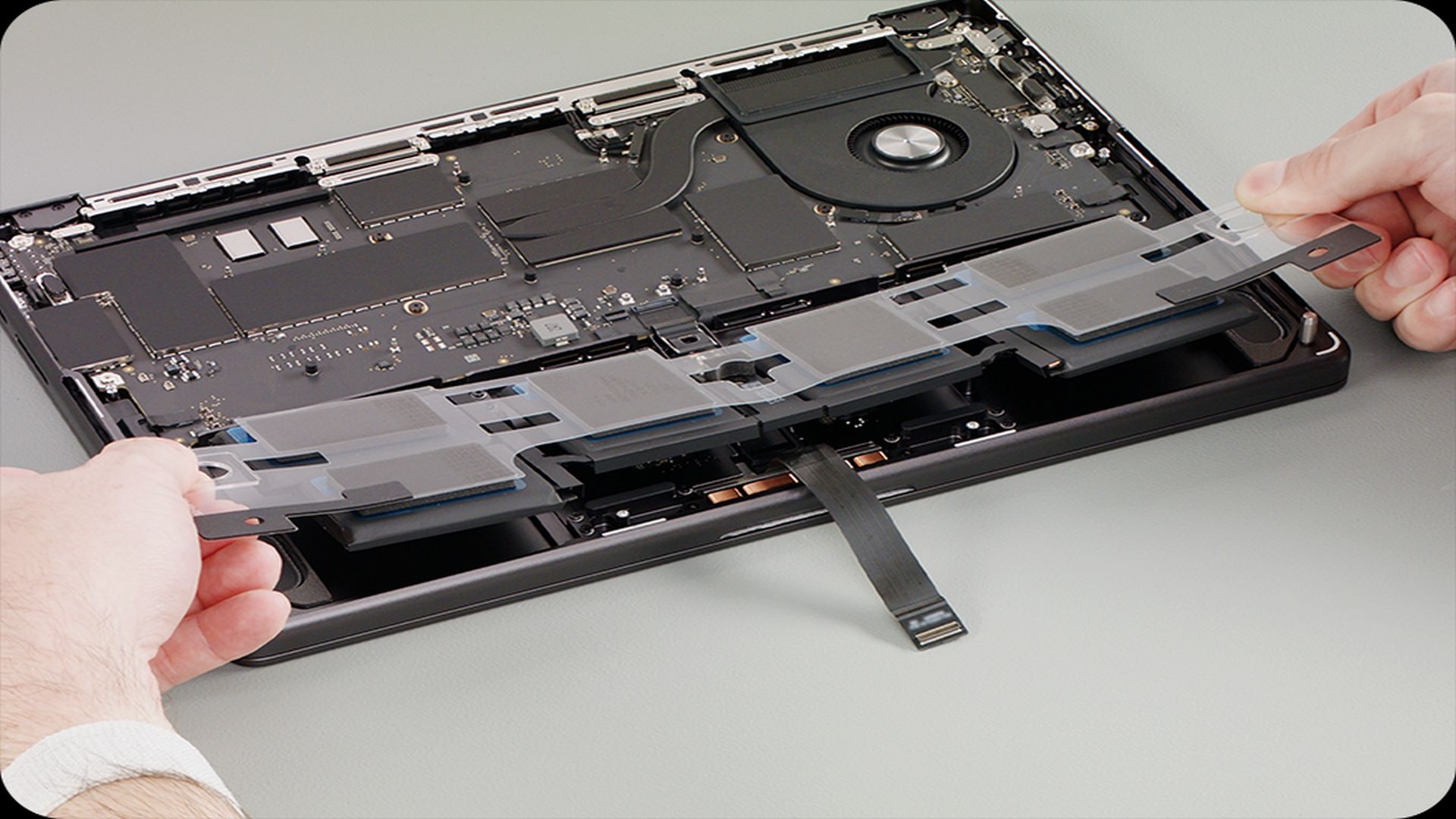 Proces wymiany baterii w MacBook Pro z procesorem M5 ułatwiony przez Apple