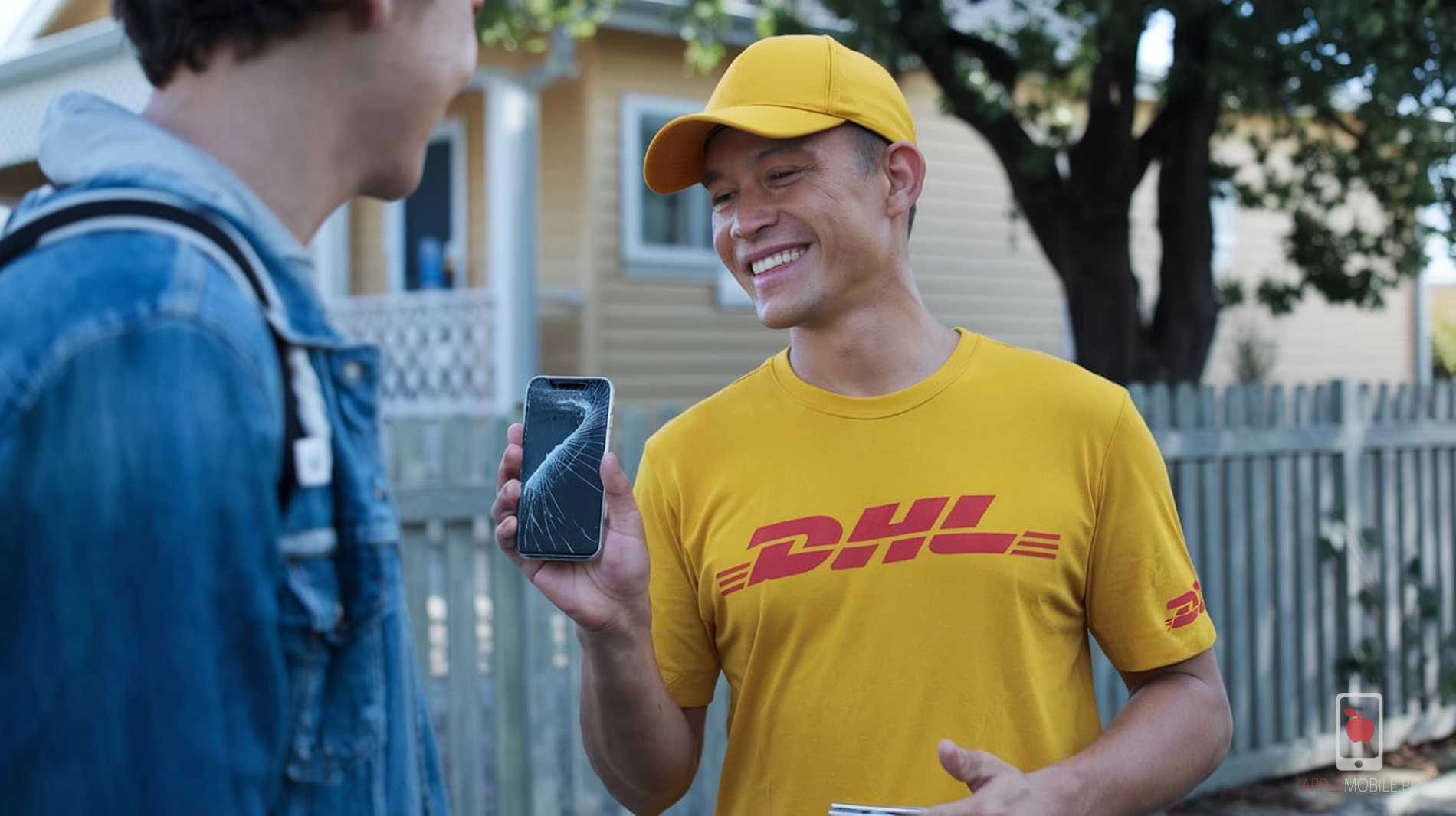 kurier DHL dostarcza klientowi naprawiony iPhone z kamerą selfie na wskazany adres