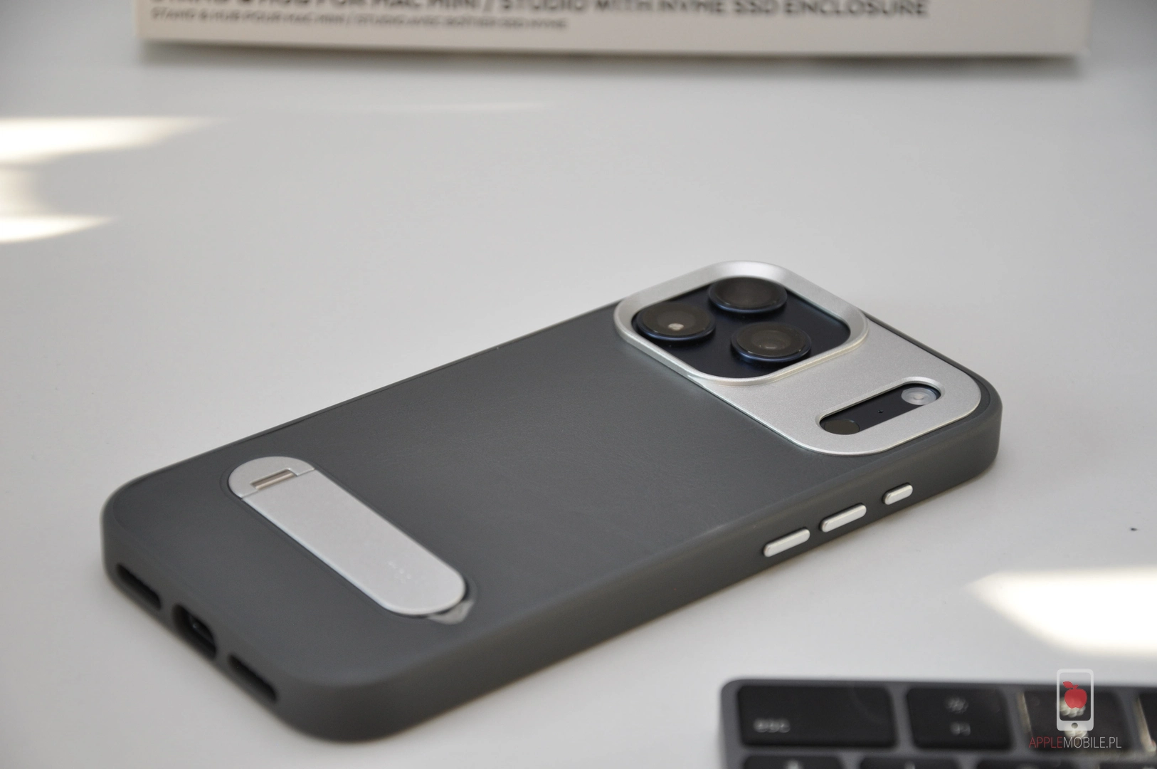 Moshi Kameleon dla iPhone 17 Pro Max – Recenzja. Sprawdziłem, czy “skóra”, która nie widziała krowy i nóżka z aluminium to duet wart 300 złotych