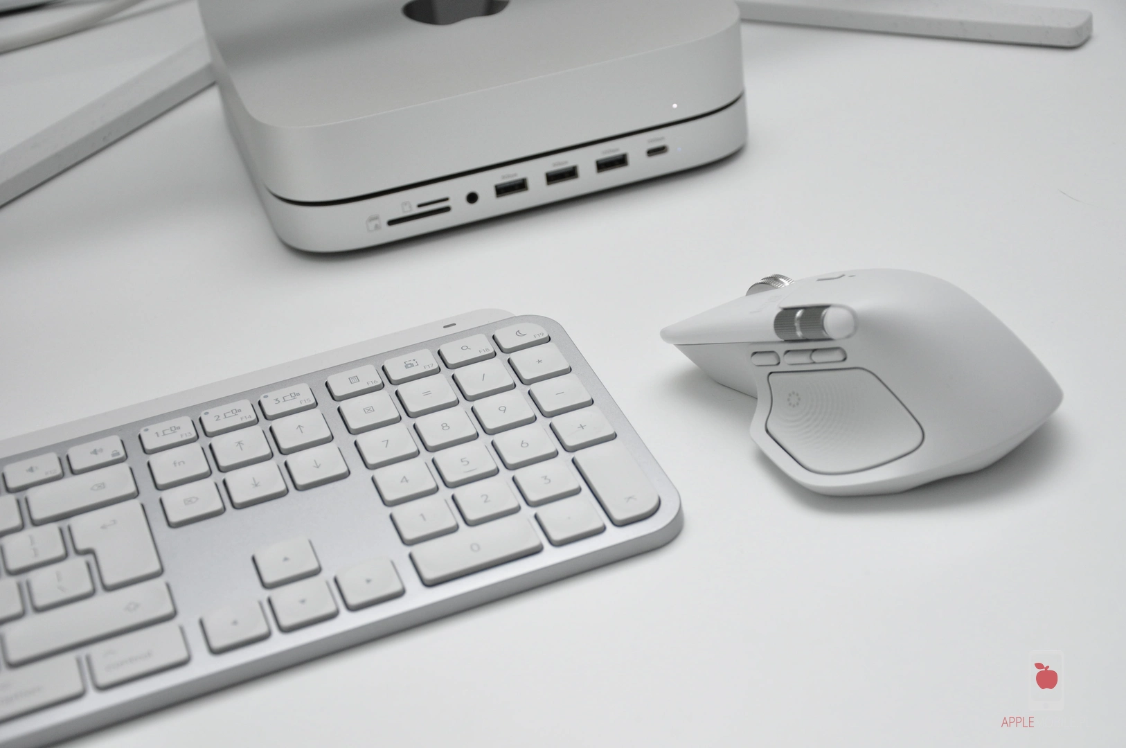 mysz logitech mx master 4 for mac leżąca na blacie biurka obok klawiatury logitech i komputera Mac Mini M2 Pro