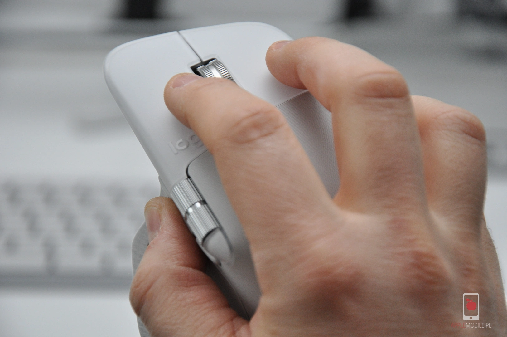 ciche klawisze w myszy MX Master 4 pozwalają pracować także nocą w domowym zaciszu bez przeszkadzania innym domownikom.