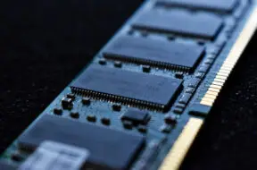 Eksplozja-cen-pamieci-RAM-co-stoi-za-skokiem-cen-DDR5