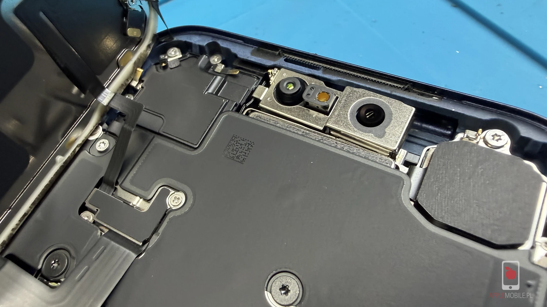 Zestaw TrueDepth w iPhone 17 Pro Max z widoczną kamerą od selfie