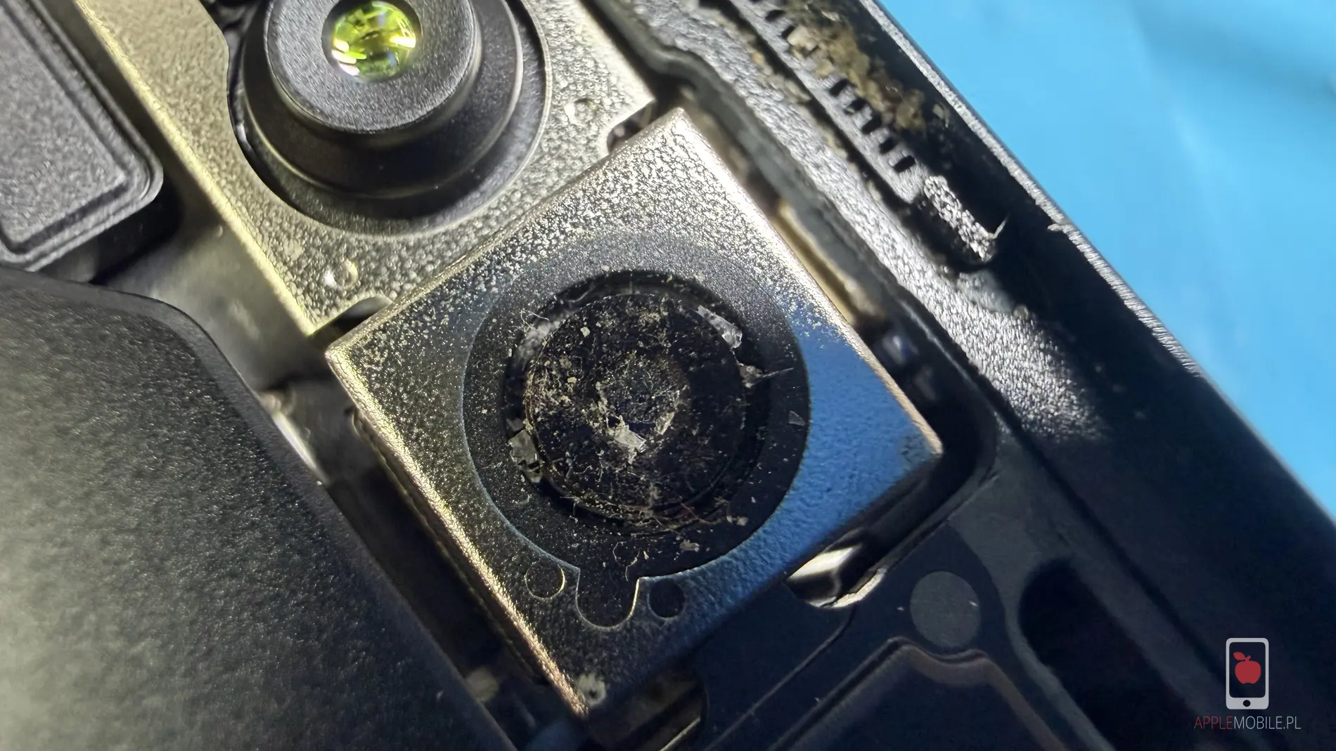 jeżeli po uszkodzeniu ekranu masz dziurę w szkle to zaklej ją aby uszczelnić telefon