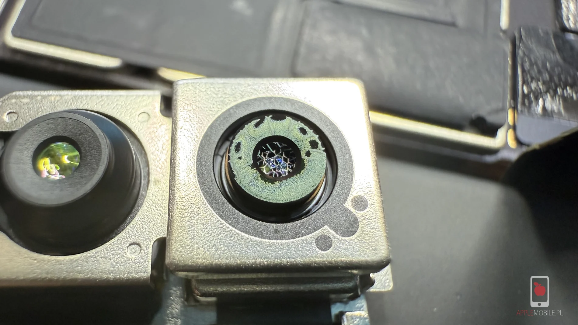 mechaniczne uszkodzenie kamery selfie w iPhone