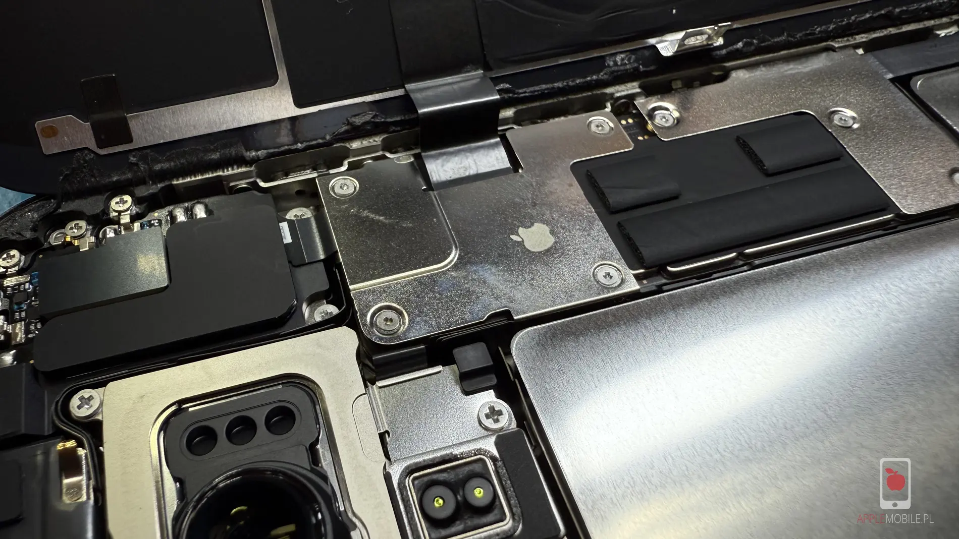 otwarcie bezpieczne i skuteczne telefonu iPHone 16 Pro wymaga od pracownika serwisu użycia dedykowanych narzędzi oraz umiejętności.