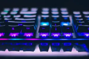 Najlepsze-klawiatury-bezprzewodowe-w-2026-—-styl-ergonomia-i-wydajnosc