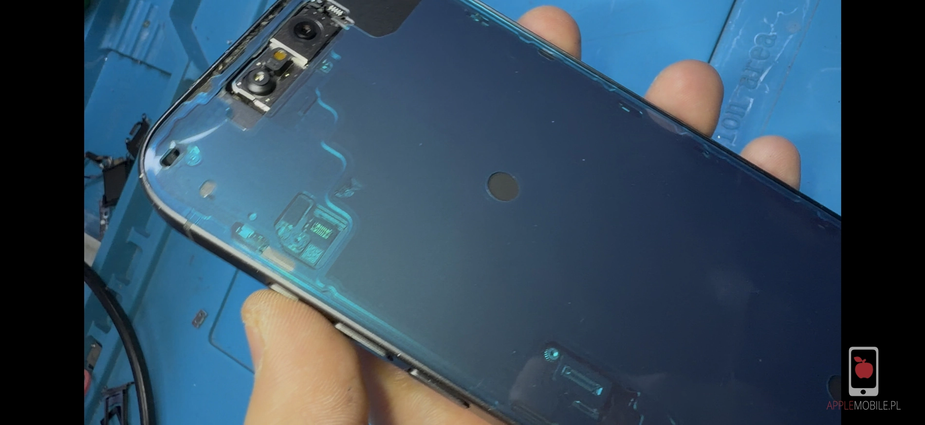 Nowa uszczelka IP68 pod wymienianym ekranem iPhone 17 w Szczecinie