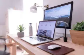 Biurko-gamingowe-czy-minimalistyczne-stanowisko-–-co-lepiej-pasuje-do-Apple