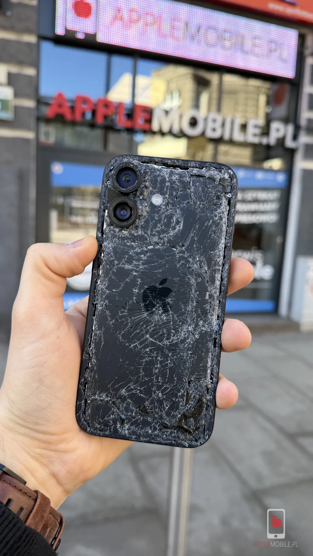 uszkodzony iPhone 17 ze zbitą tylną szybką obudowy
