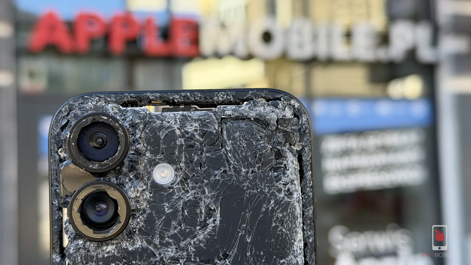 wymiana wyspy kamer ze szkłami aparatu i tylnym szkłem obudowy w iphone 17 szczecin