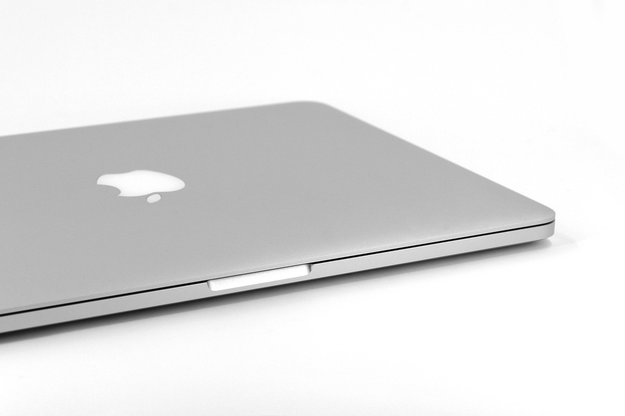 MacBook Air kontra MacBook Pro 16 cali na rynku poleasingowym 2026 — który wybrać i dlaczego?
