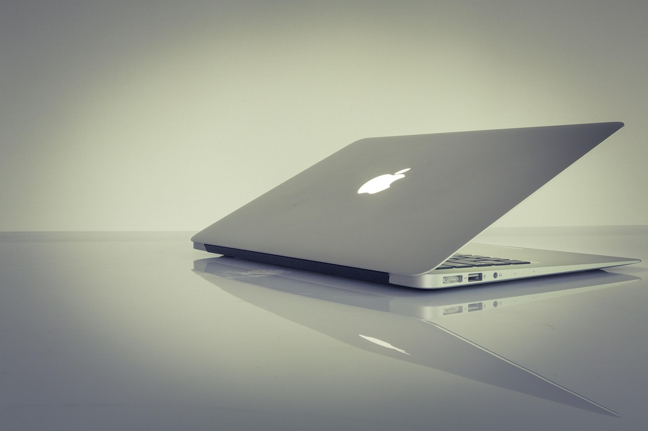 MacBook Air kontra MacBook Pro 16 cali na rynku poleasingowym 2026 — który wybrać i dlaczego?