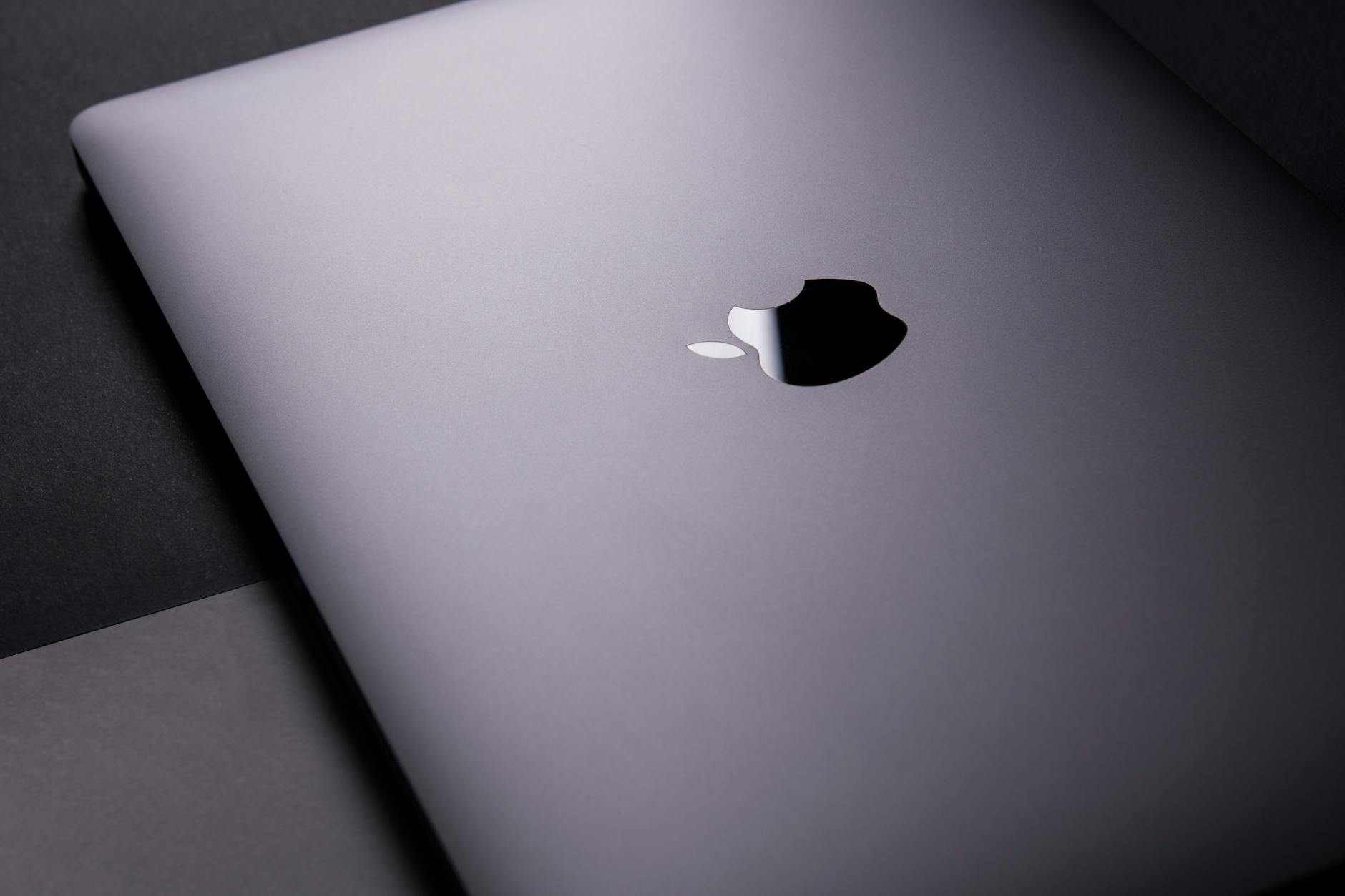 MacBook Air kontra MacBook Pro 16 cali na rynku poleasingowym 2026 — który wybrać i dlaczego?