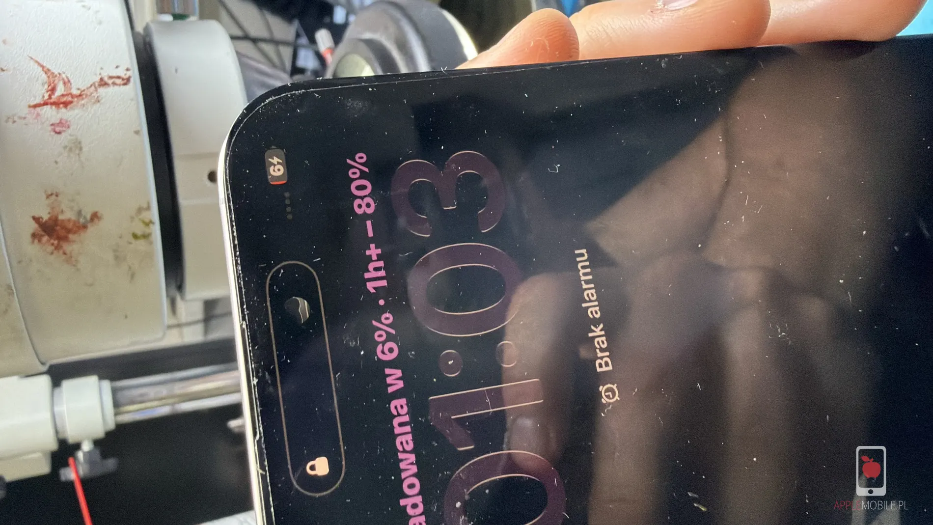 Testowanie iPhone po wykonanej naprawie czy działa i czy ładuje prawidłowo baterię