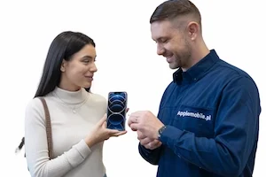 Pracownik serwisu sprzętu apple w interakcji z klientem podczas zwrotu naprawionego urządzenia Apple w Szczecinie po wykonanej naprawie w naszym serwisie iPhone Szczecin