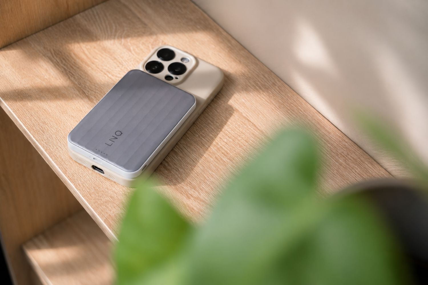 Nowy powerbank LINQ powered by Xtorm trafia do Polski. Jest cienki, magnetyczny i korzysta z ogniw semi-solid state