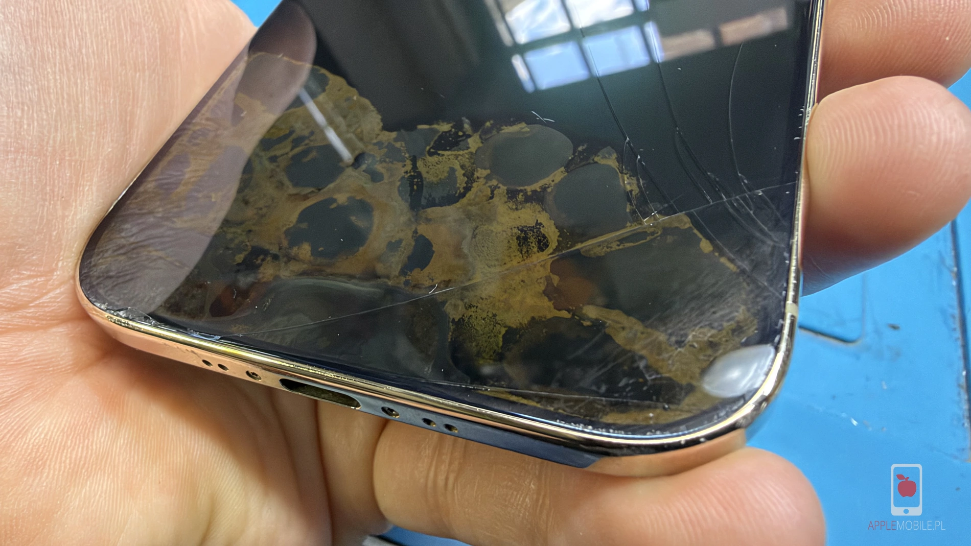 Demontaz i wymiana zbitej szybki iPhone Air w serwisie na Wojska Polskiego 50 w Szczecinie