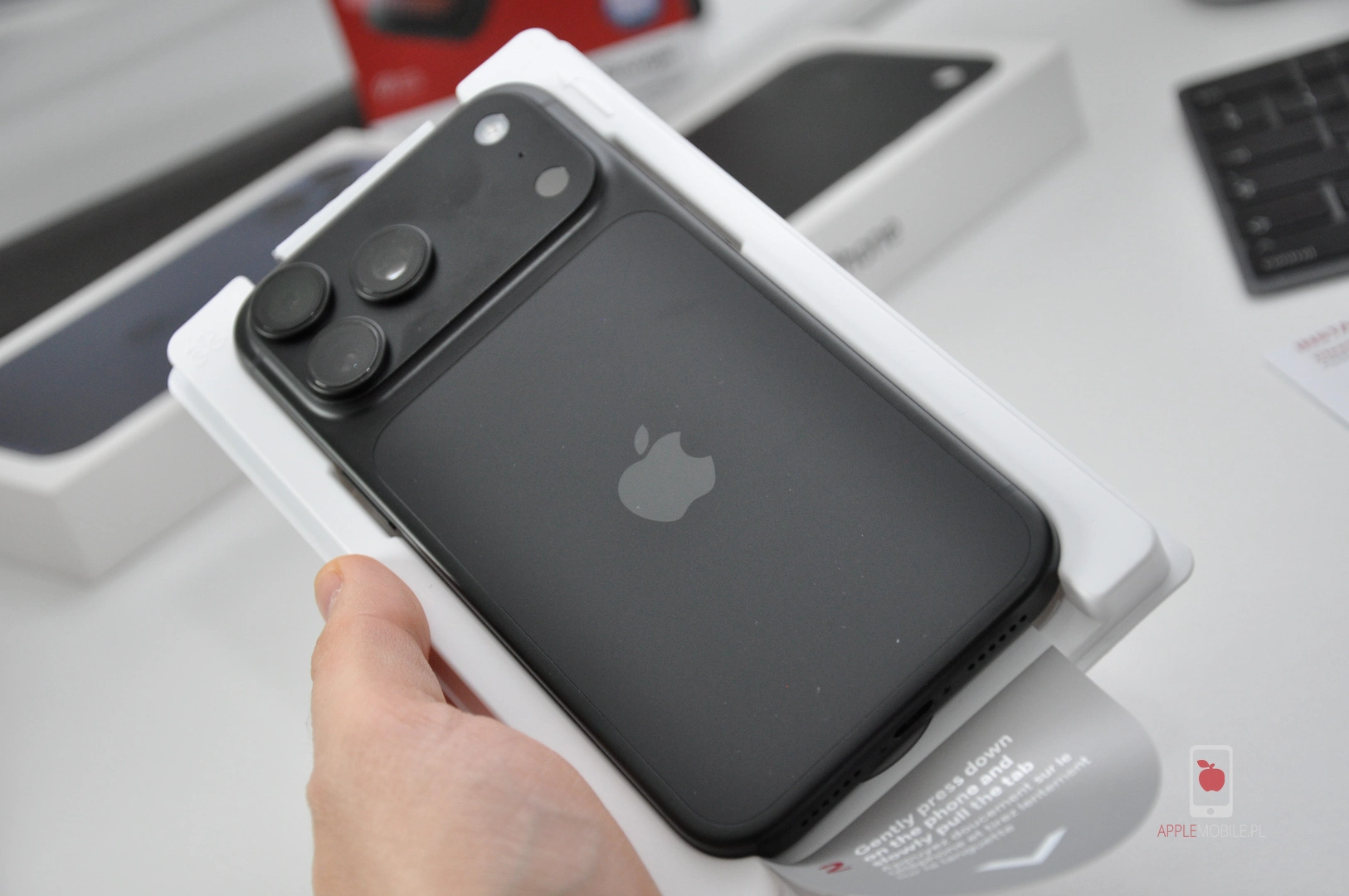 Instaluję szkło ochronne ZAGG Glass Elite Privacy na moim iPhonie 18 Pro MAx