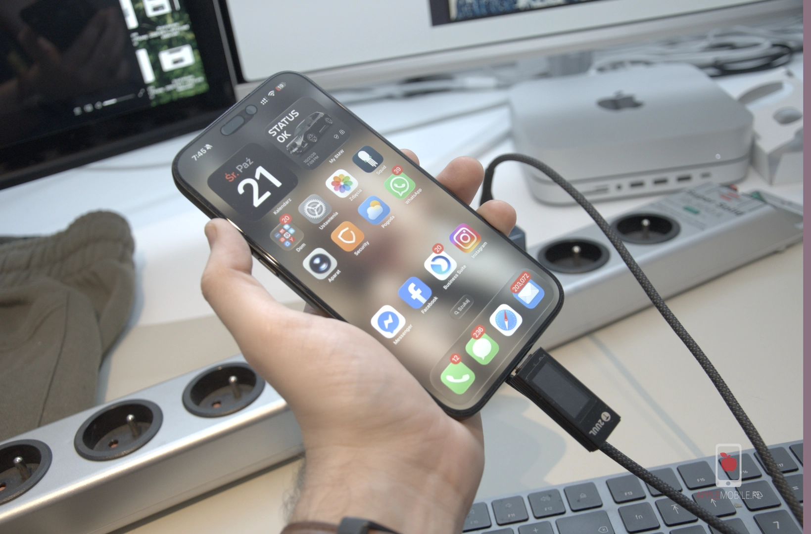 Zaczynam testy ładowarki z naładowaniem baterii iPhone'a 18 Pro Max na poziomie 19 procent baterii.