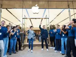 iPhone Duo trafia do salonów Apple na całym świecie