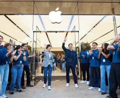iPhone Duo trafia do salonów Apple na całym świecie