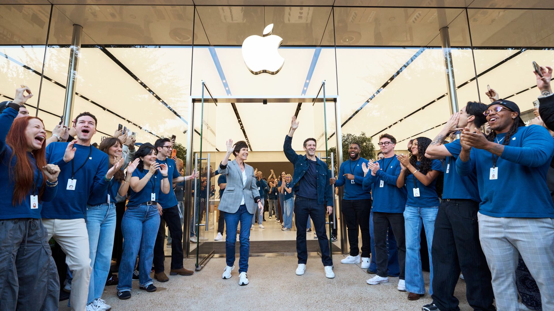 iPhone Duo trafia do salonów Apple na całym świecie